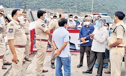 భారత్-పాక్లాగ కొట్లాడుకొంటున్న ఏపీ-తెలంగాణ రాష్ట్రాలు  img