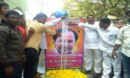 సిఎం కేసీఆర్ చిత్రపటానికి పాలాభిషేకాలు  img