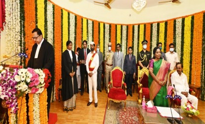 తొమ్మిది నెలల తరువాత రాజ్భవన్లో అడుగుపెట్టిన సిఎం కేసీఆర్   img