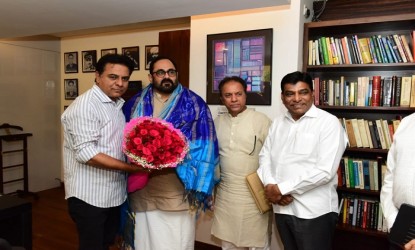 కేంద్రమంత్రితో సామరస్యంగా మంత్రి కేటీఆర్ భేటీ!  img