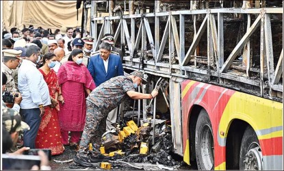 బస్సులో మొబైల్ ఫోన్స్ టపాసుల్లా పేలాయి img