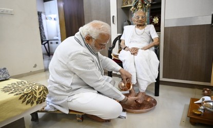 తల్లి కాళ్ళు కడిగి ఆశీర్వాదం తీసుకొన్న ప్రధాని మోడీ img