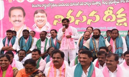 టిఆర్ఎస్ ధర్నాలతో హోరెత్తిన తెలంగాణ రాష్ట్రం img