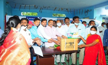 మహిళలకు కుట్టుమిషన్లు పంపిణీ చేసిన ఎన్ఆర్ఐ  img